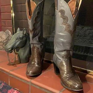 6B Justin Ladies western boots. Gray and Lizard Brown. Tall with a hi heel.🤠♥️